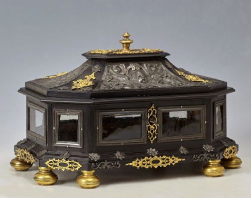 Caja de ébano, cristales esmerilados, cabezas de querubines y abejas (tábanos) en plata repujada y cincelada y cobre dorado
    
