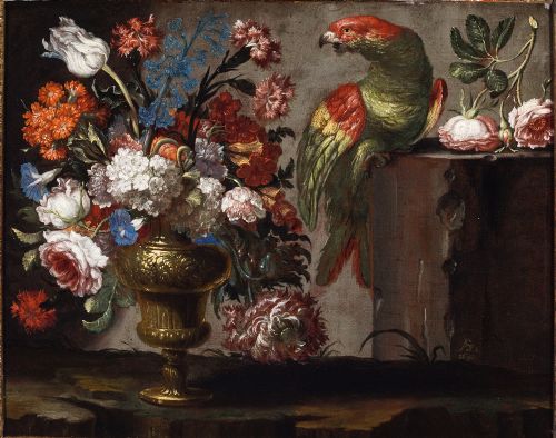 Vaso de metal dourado com flores e papagaio
    